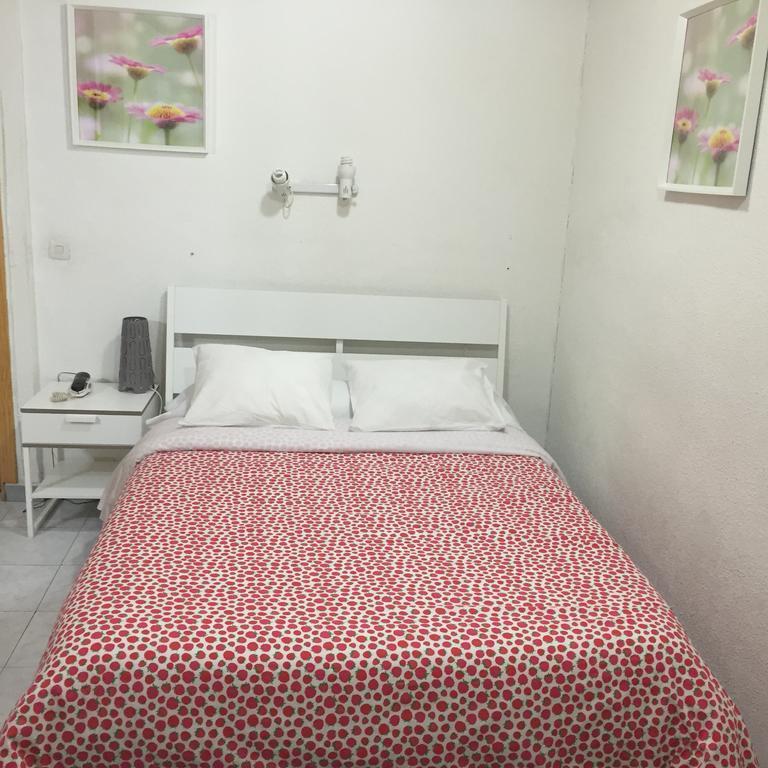 Hostal Tres Cantos Luaran gambar