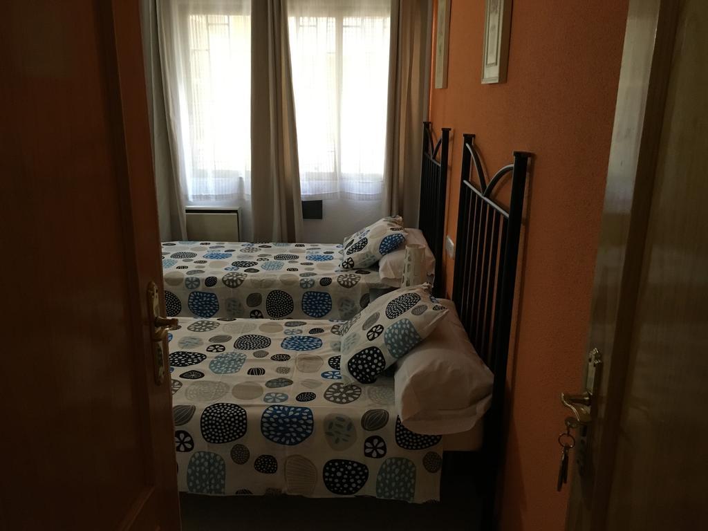 Hostal Tres Cantos Luaran gambar